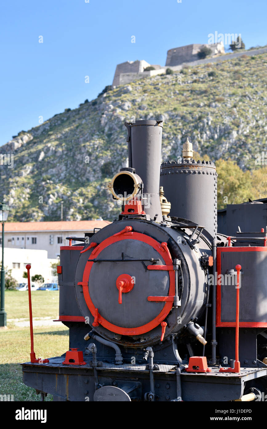 Antiguo tren a vapor en Nafplio la ciudad, Peloponeso, Grecia Fotografía de  stock - Alamy
