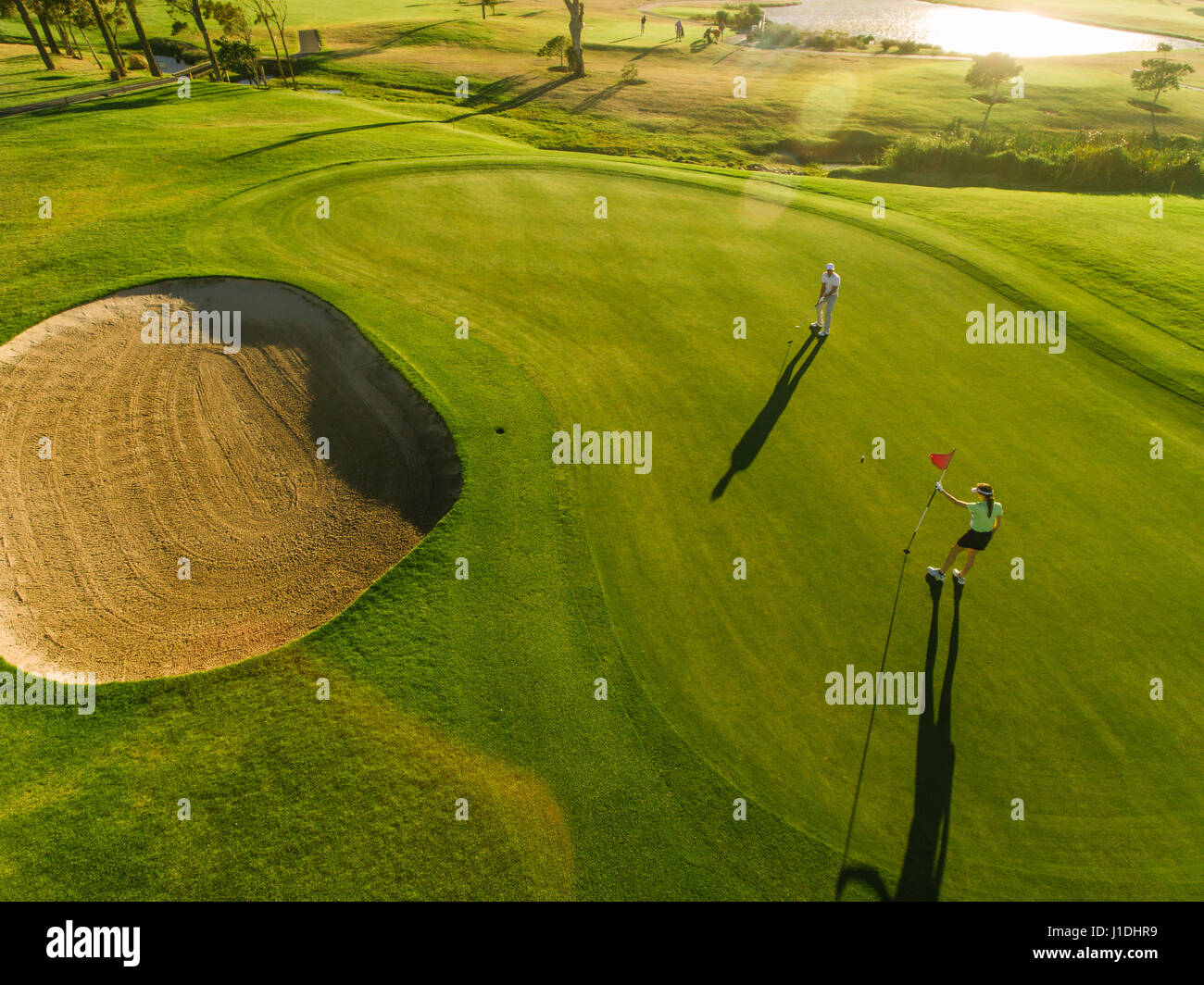 Campo de Golf Vista superior con los jugadores. Vista aérea de los golfistas en el putting green. Foto de stock