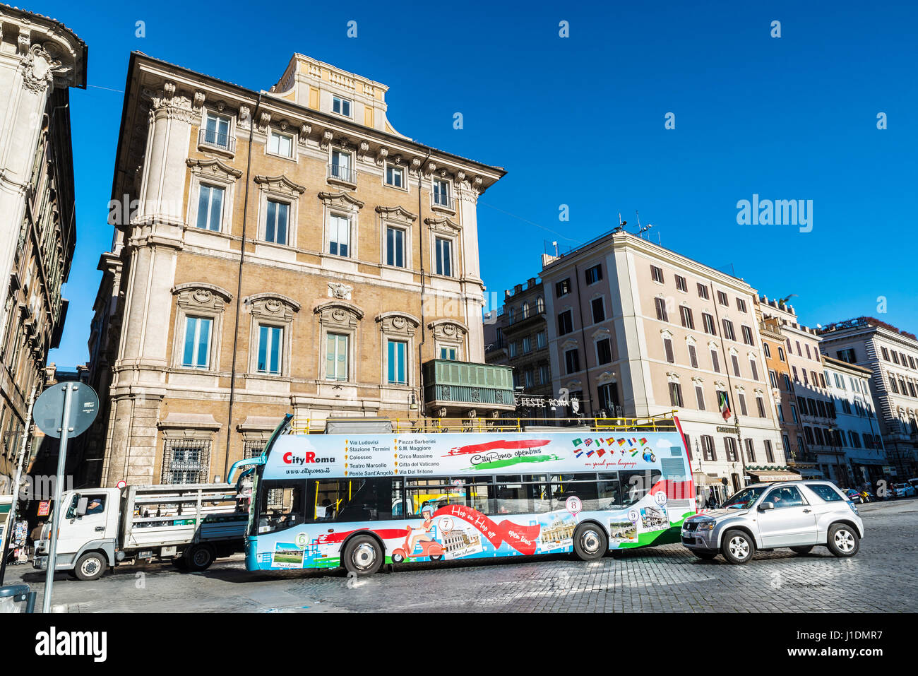 Roma, Italia - 5 de enero de 2017: Tour bus entre el tráfico en Roma, Italia Foto de stock