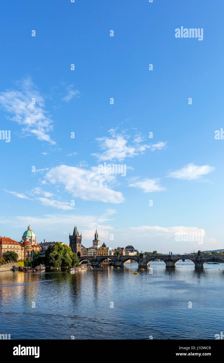 Praga. Mirando hacia el río Vltava, el Puente de Carlos en la tarde tarde / noche, Praga, República Checa Foto de stock