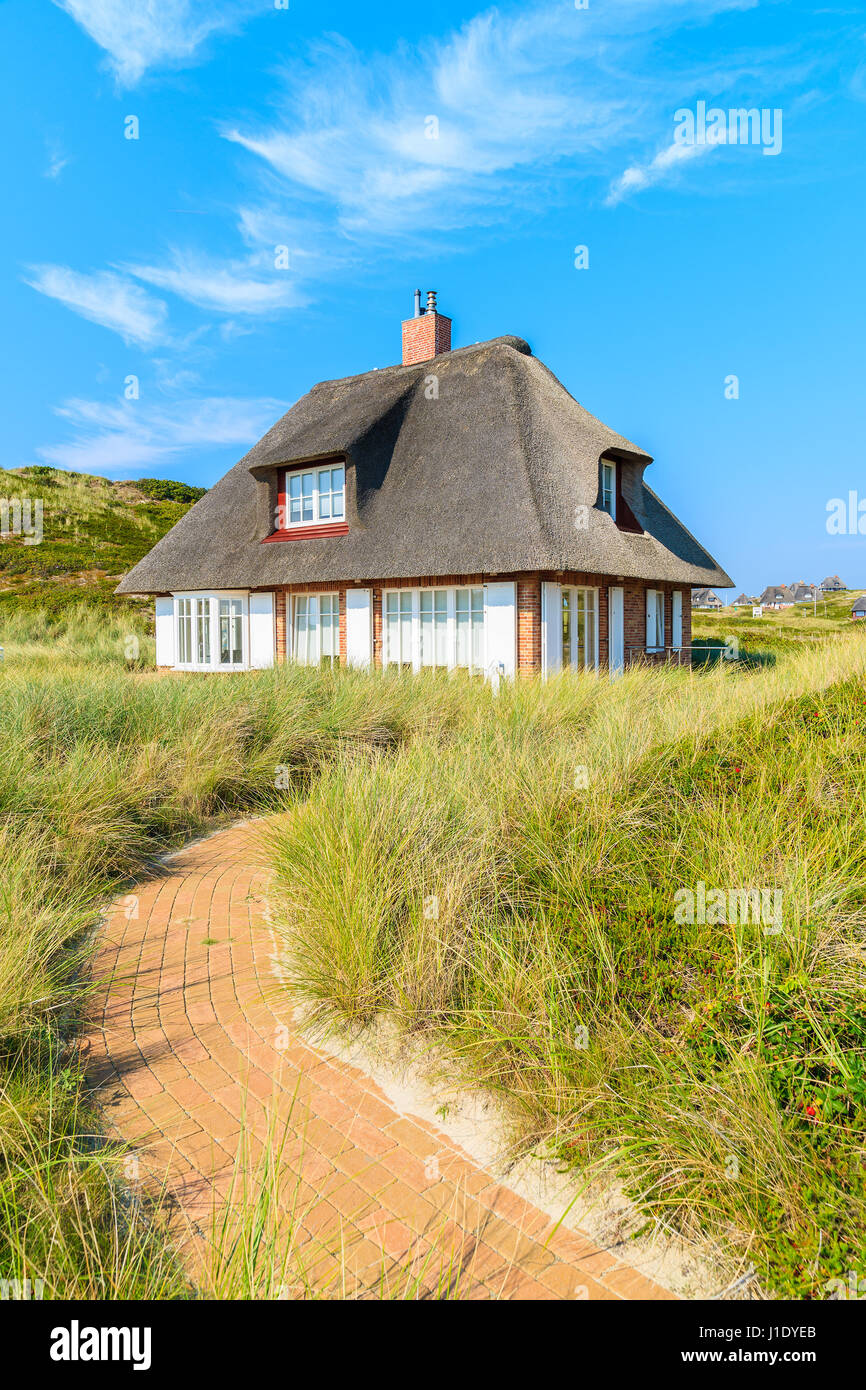Típica casa en Frisia Hornum Village, en la costa sur de la isla de Sylt, Alemania Foto de stock
