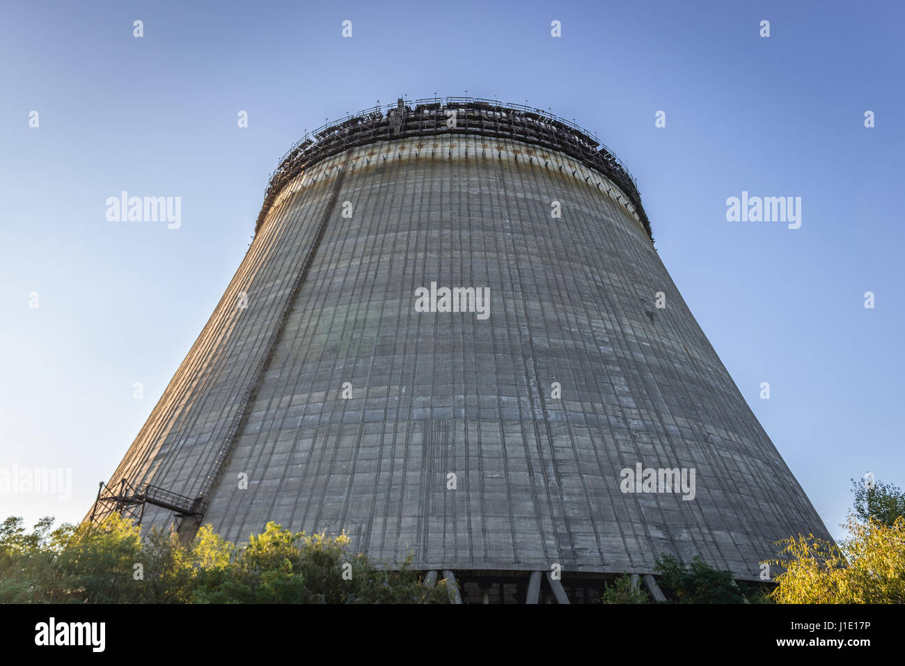 Vista de la torre de refrigeración de la central nuclear de Chernobyl en la zona de alienación en torno a la catástrofe del reactor nuclear en Ucrania Foto de stock