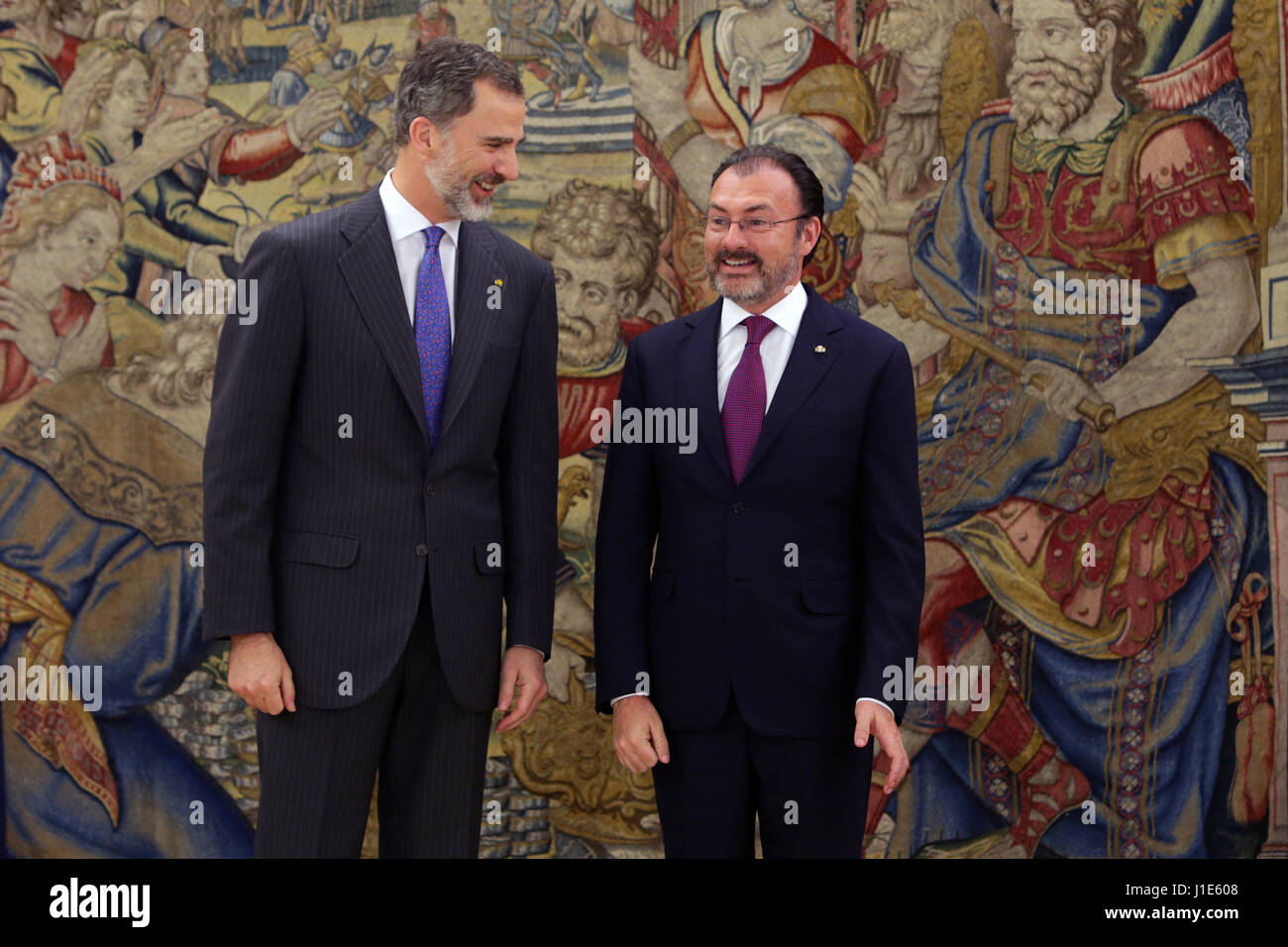 El rey de España Felipe VI y el Secretario de Relaciones Exteriores de México, Luis Videgaray Caso, durante una audiencia celebrada en el Palacio de la Zarzuela de Madrid el jueves, 20 de abril de 2017. Foto de stock