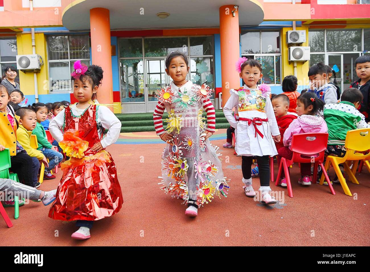 Weifang, Weifang, China. 21 abr, 2017. Weifang, China el 21 de abril de  2017: (Sólo para uso editorial. CHINA) Los niños muestran sus eco-friendly  ropa hecha de materiales reciclables en un jardín