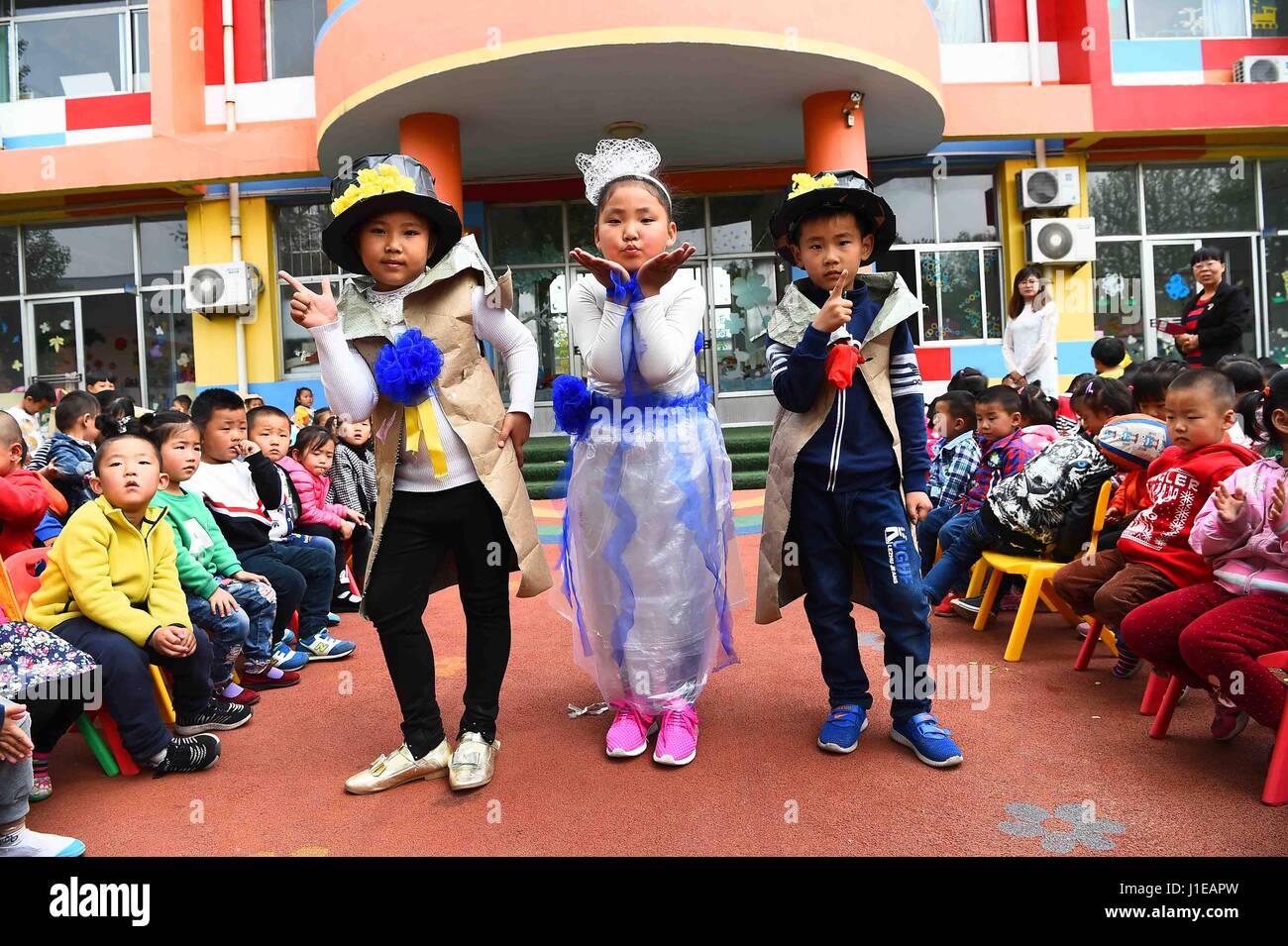 Weifang, Weifang, China. 21 abr, 2017. Weifang, China el 21 de abril de 2017:  (Sólo para uso editorial. CHINA) Los niños muestran sus eco-friendly ropa  hecha de materiales reciclables en un jardín