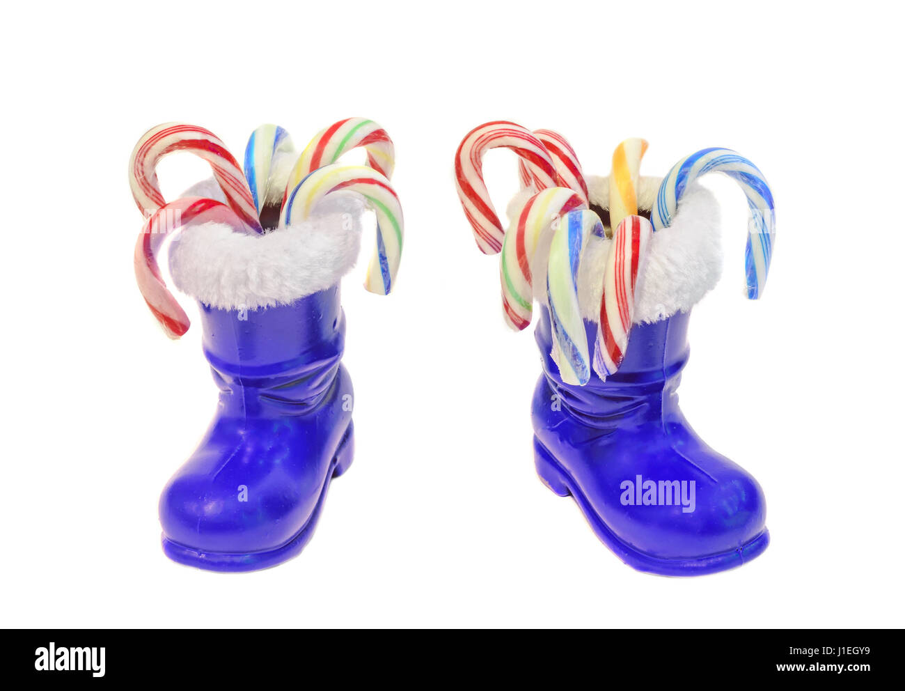 Azul botas de Santa Claus, San Nicolás, con dulces de colores bares,  aislado sobre fondo blanco Fotografía de stock - Alamy