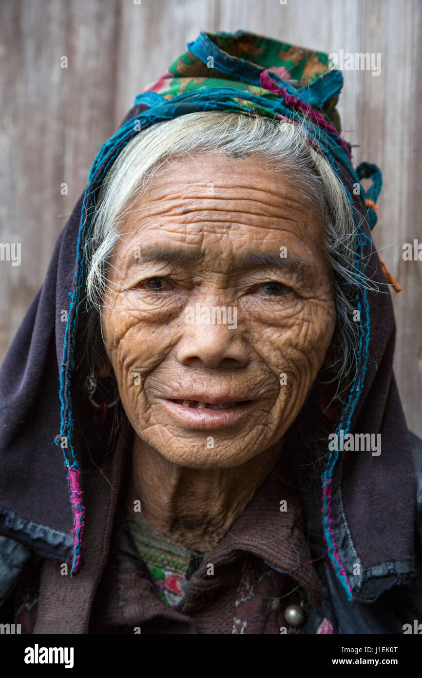 Huanggang, Guizhou, China. Ancianos Dong mujer en una aldea étnico dong. Foto de stock
