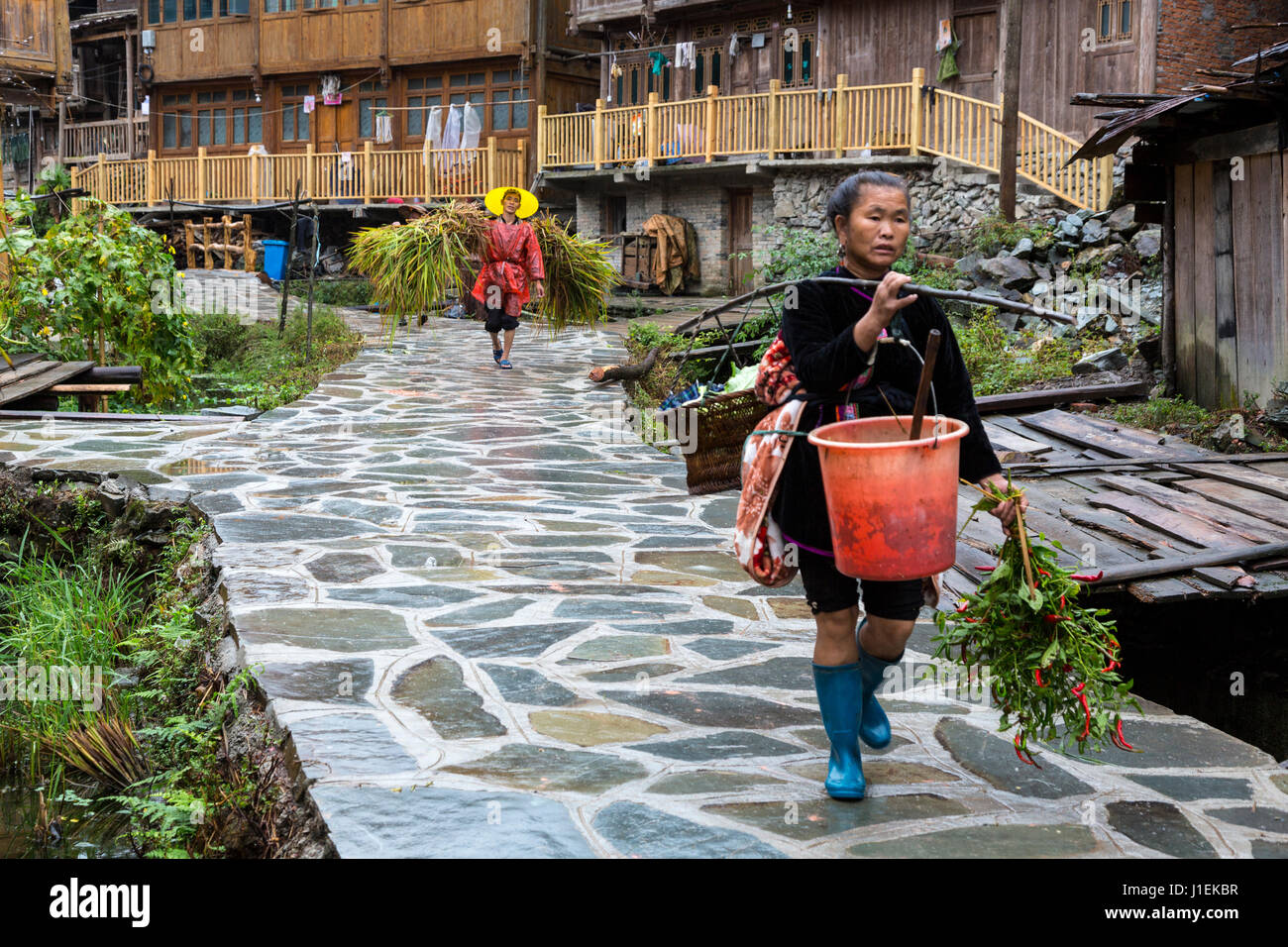 Huanggang, Guizhou, China. Un pueblo étnico dong. Los aldeanos que transportaban las cosas en el mercado. Foto de stock