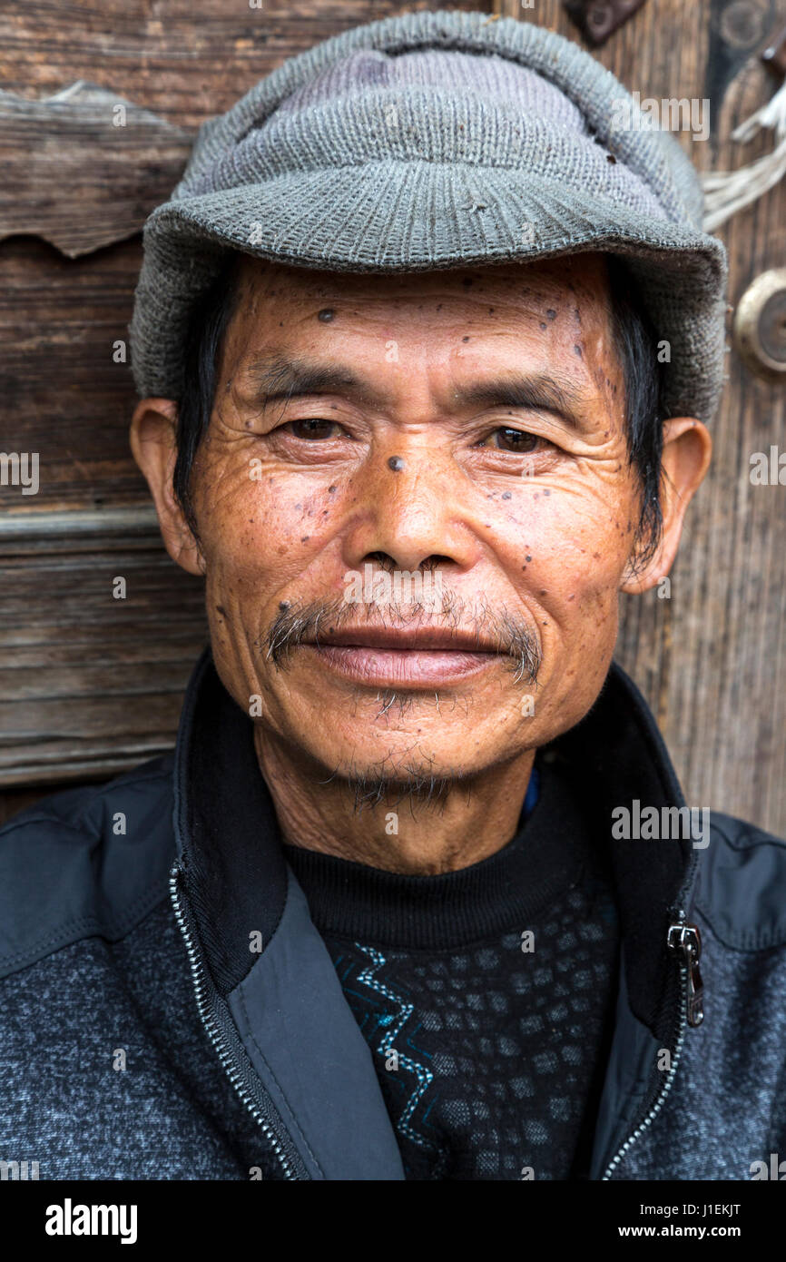 Huanggang, Guizhou, China. Hombre de mediana edad de la minoría étnica Dong. Foto de stock