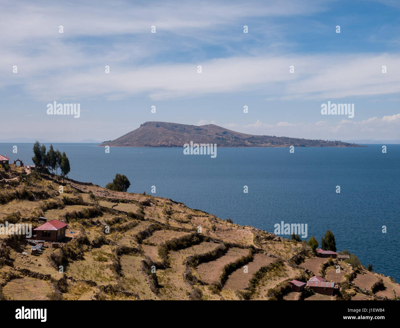 Vista de el misterioso Lago Titicaca desde la Isla Taquile, región Puno, Perú Foto de stock