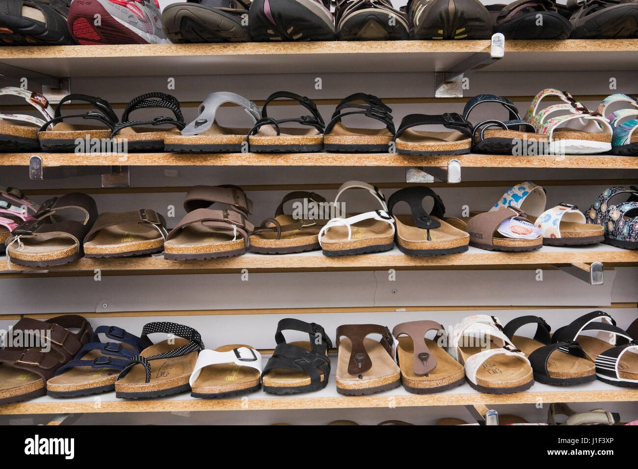 Hassy Melancólico recibo Los estantes con sandalias de verano de la mujer para la venta, el Byward  Market, Ottawa, Ontario, Canadá Fotografía de stock - Alamy