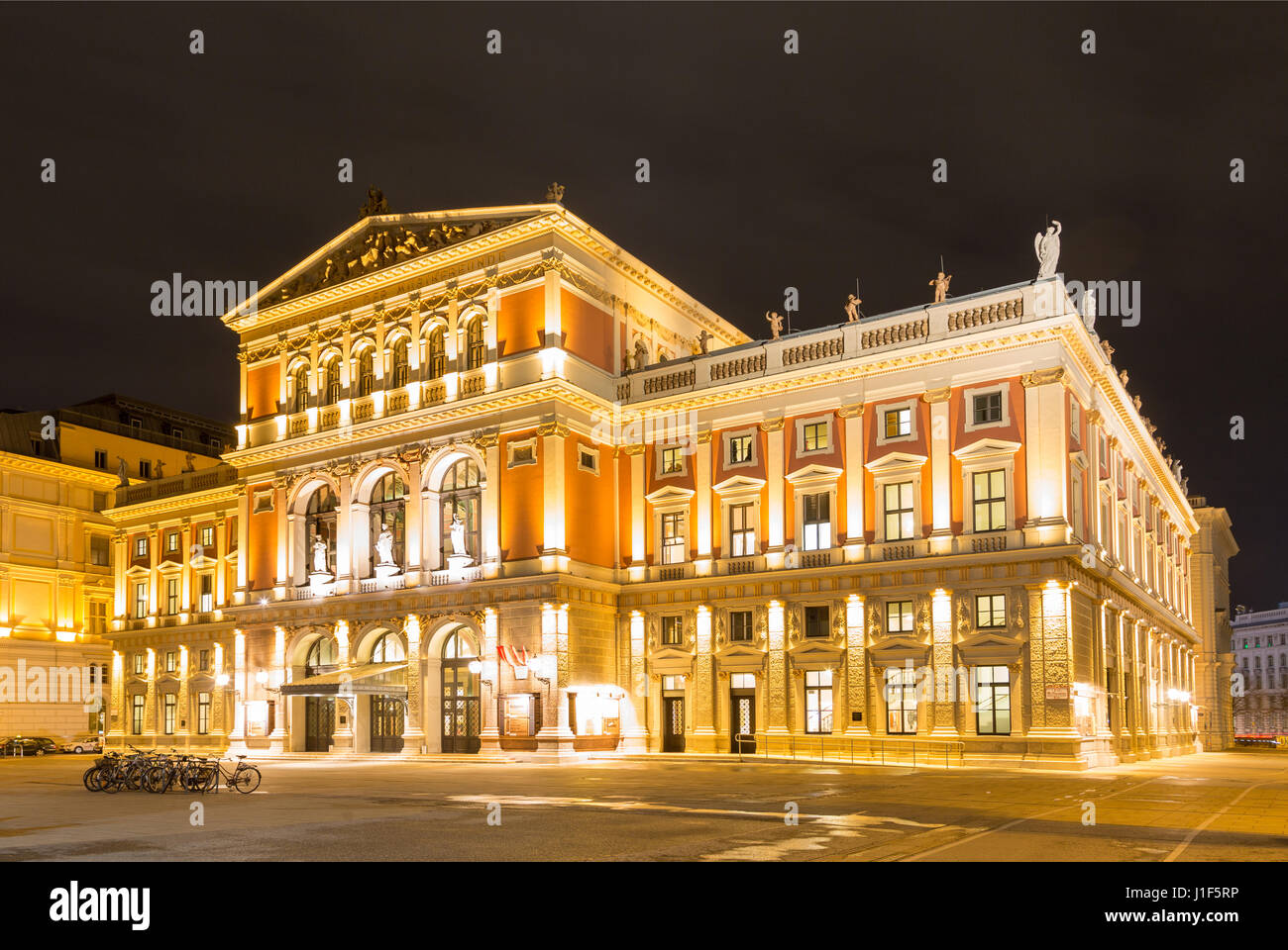 La Sociedad de Música de Viena, sala de conciertos por la noche, en Viena, Austria Foto de stock