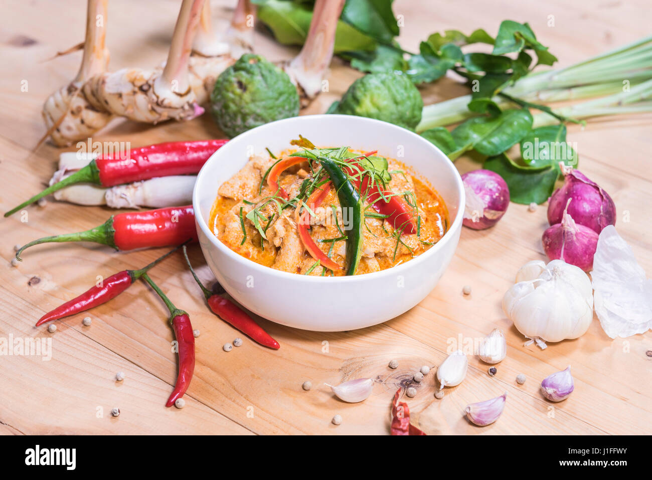 Deliciosa comida tailandesa, pollo al curry panang e ingrediente, sigue el estilo de vida Foto de stock