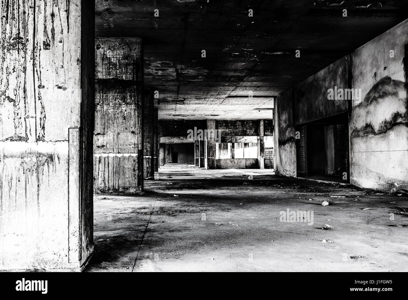 Edificio abandonado ghost lugar habitable, oscuridad y horror tenebroso concepto de fondo Foto de stock