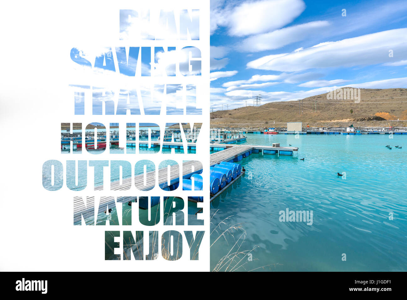 Piscifactorías de salmón flotando sobre las aguas del Brazo Wairepo glacial, Twizel, Isla del Sur, Nueva Zelanda Foto de stock