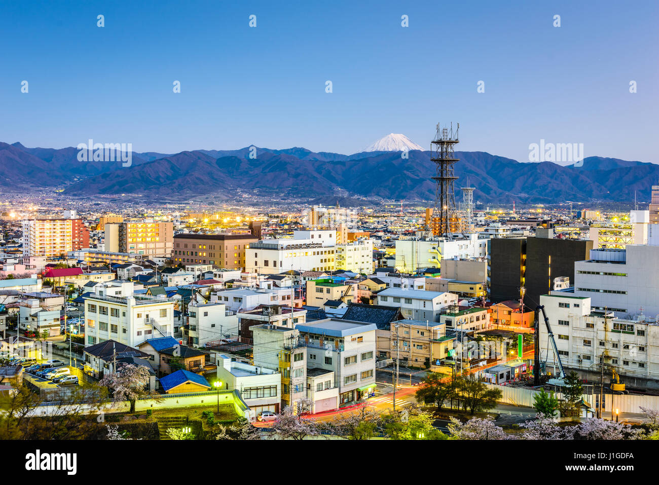 El horizonte de la ciudad de Kofu, Japón con Mt. Fuji picos de las montañas. Foto de stock