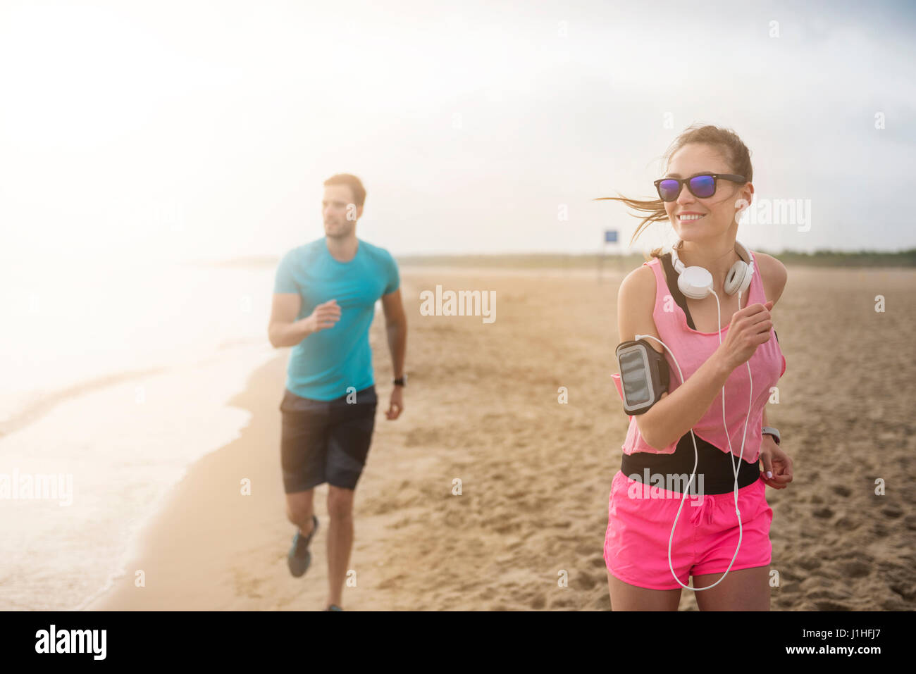 Pareja ama correr juntos en la playa Foto de stock