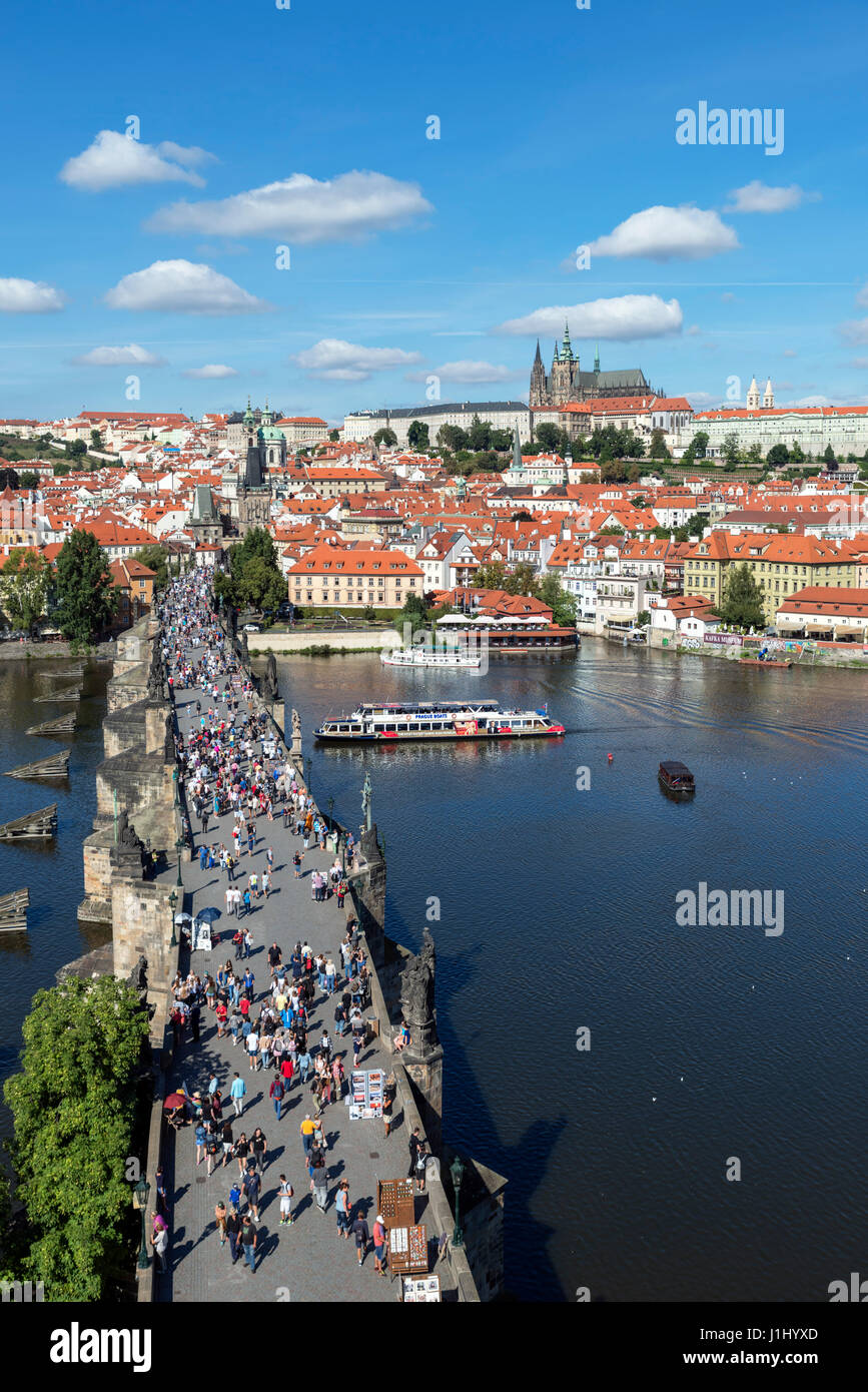 Praga. El Puente de Carlos sobre el río Vltava, mirando hacia el Castillo de Praga y las torres de la Catedral de San Vito, Praga, República Checa Foto de stock