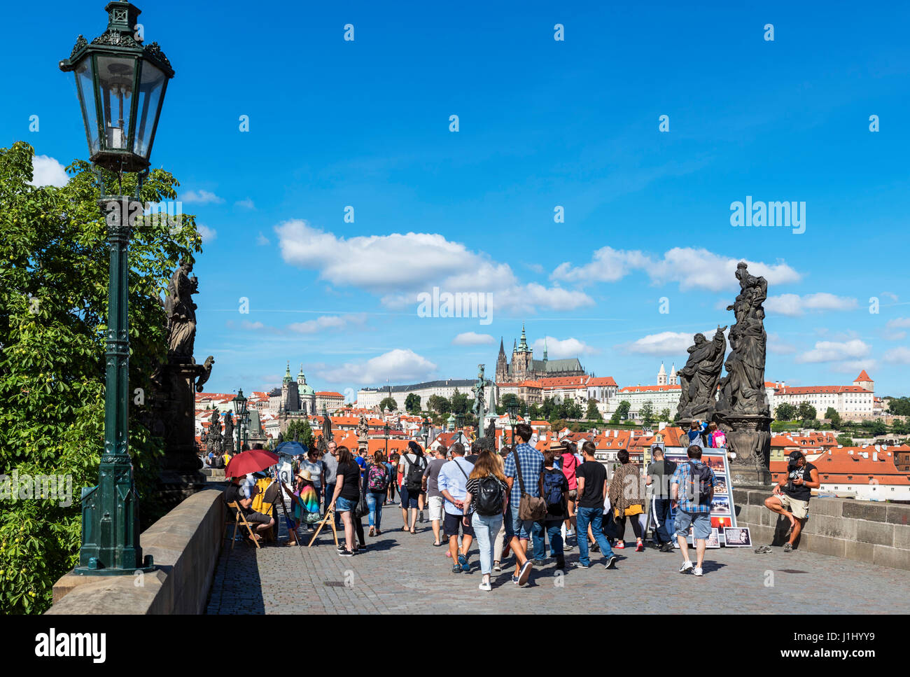Praga. El Puente de Carlos sobre el río Vltava, mirando hacia el Castillo de Praga y las torres de la Catedral de San Vito, Praga, República Checa Foto de stock