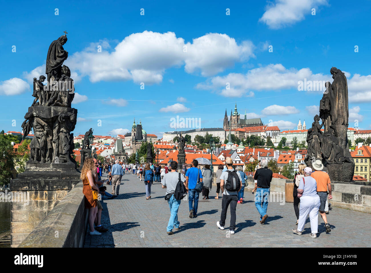 Praga. El Puente de Carlos sobre el río Vltava, mirando hacia el Castillo de Praga y las torres de la Catedral de San Vito, Praga, República Checa Foto de stock