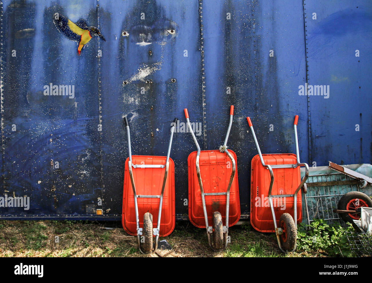 3 carretillas y aparcada una kingfisher en una asignación Foto de stock