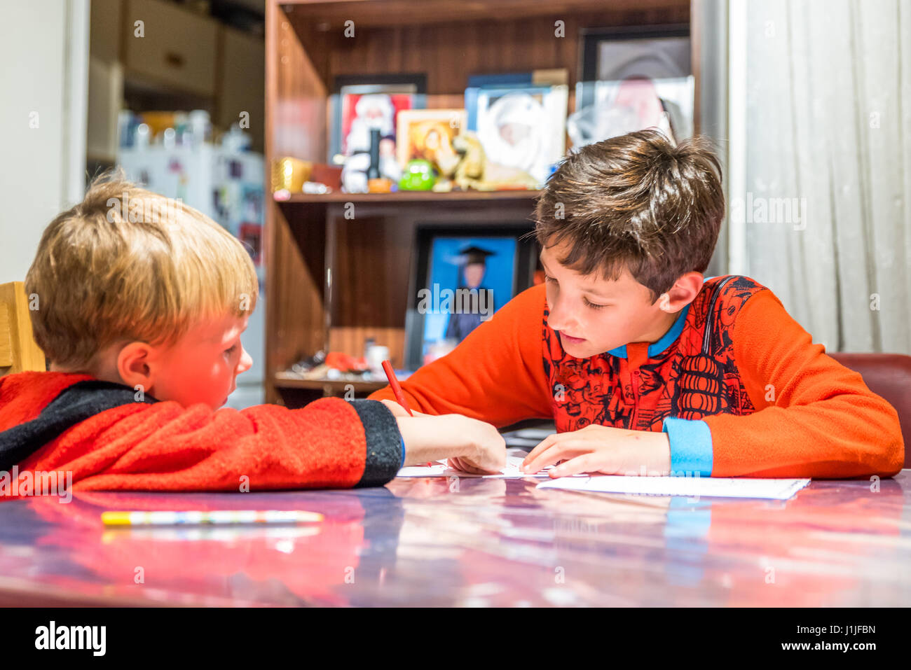 Dos muchachos escribir carta a Santa Claus en la mesa. Foto de stock