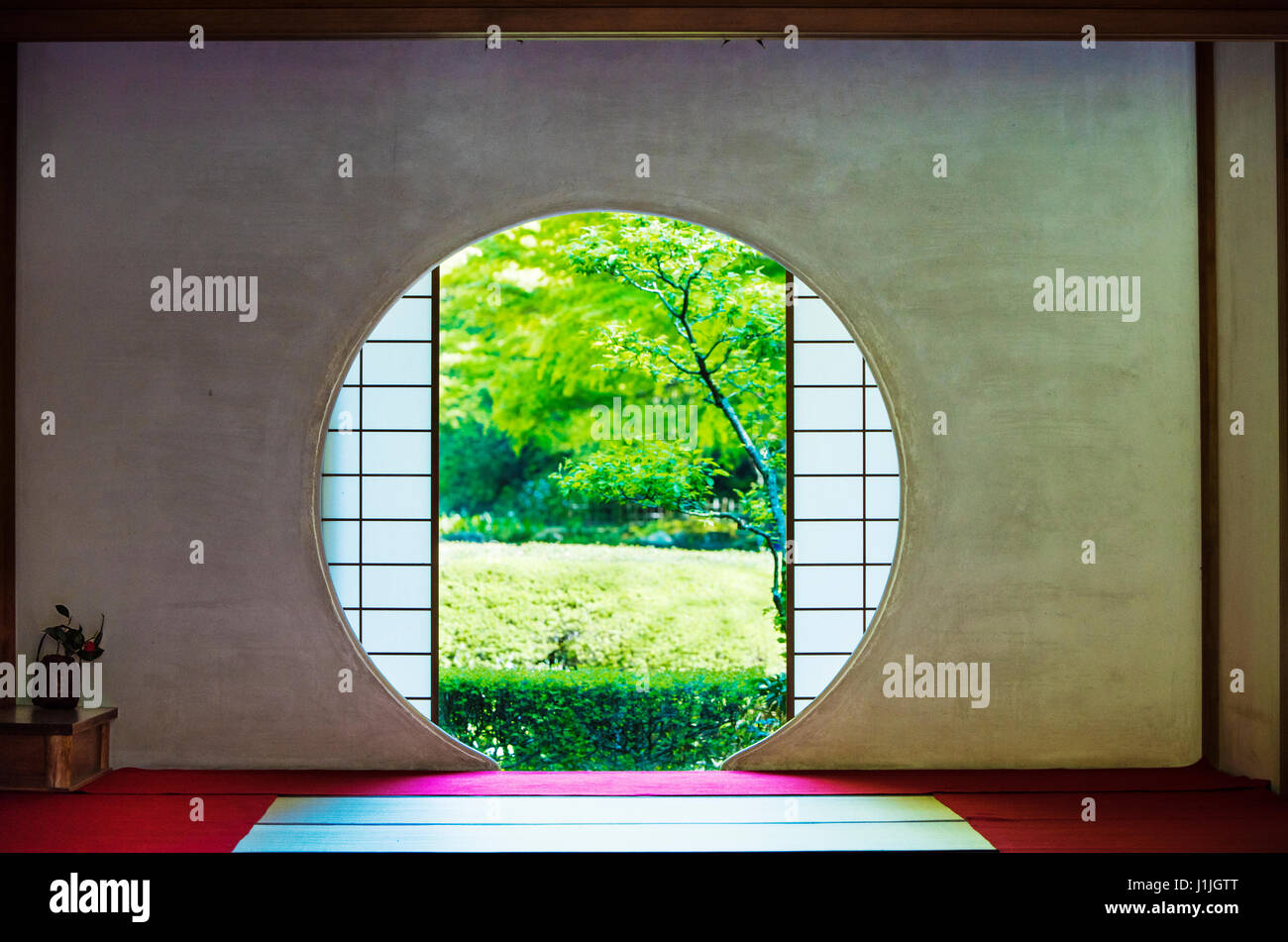 La ventana redonda mirando a los jardines de Meigetsu-en templo en Kamakura, Japón Foto de stock