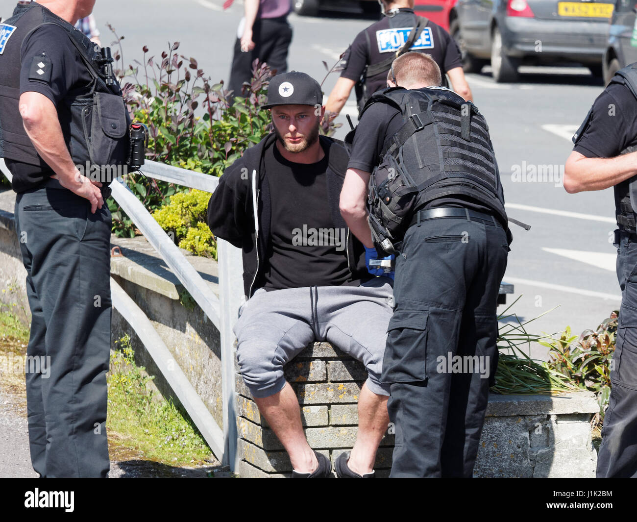 Newquay, Cornwall, .Dos hombres acompañado por oficiales de policía de crédito: Robert Taylor/Alamy Live News Foto de stock