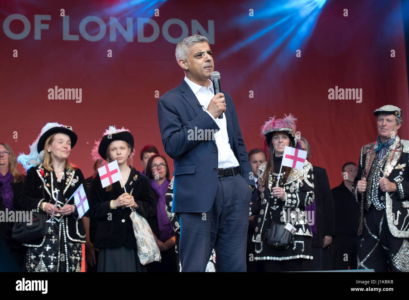 Londres, Reino Unido. 22 abr, 2017. Sadiq Khan, Alcalde de Londres, asiste a la tasa anual de St George's Day fiesta en Trafalgar Square. Crédito: Keith Larby/Alamy Live News Foto de stock
