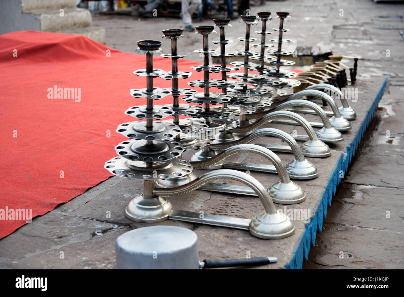 Candelabro de velas utilizadas en los rituales hindúes en Varanasi, India  Fotografía de stock - Alamy