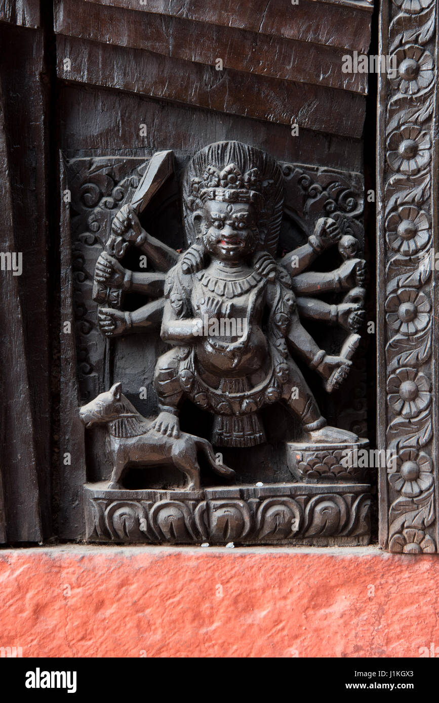 Estatua de madera en el templo Nepalés Kathwala (Templo) en Varanasi, India Foto de stock