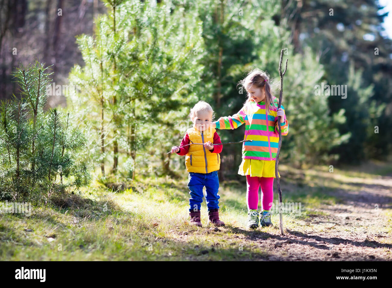 Fuera desagüe Cortar Niños trekking fotografías e imágenes de alta resolución - Alamy