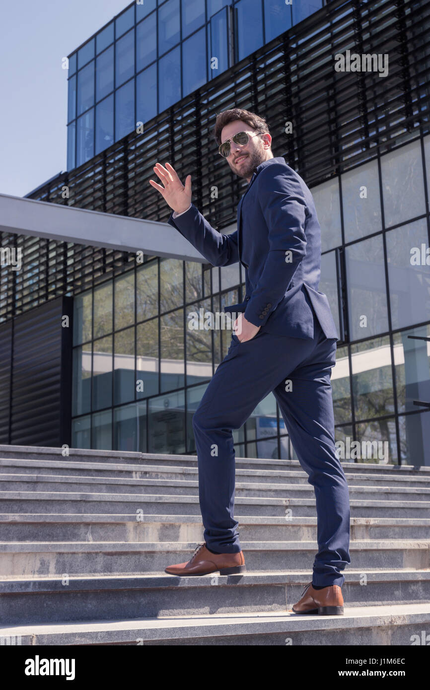 Sólo hombre joven, traje formal zapatos, saludando mano, vista trasera, arquitectura moderna construcción de escaleras Fotografía de stock Alamy