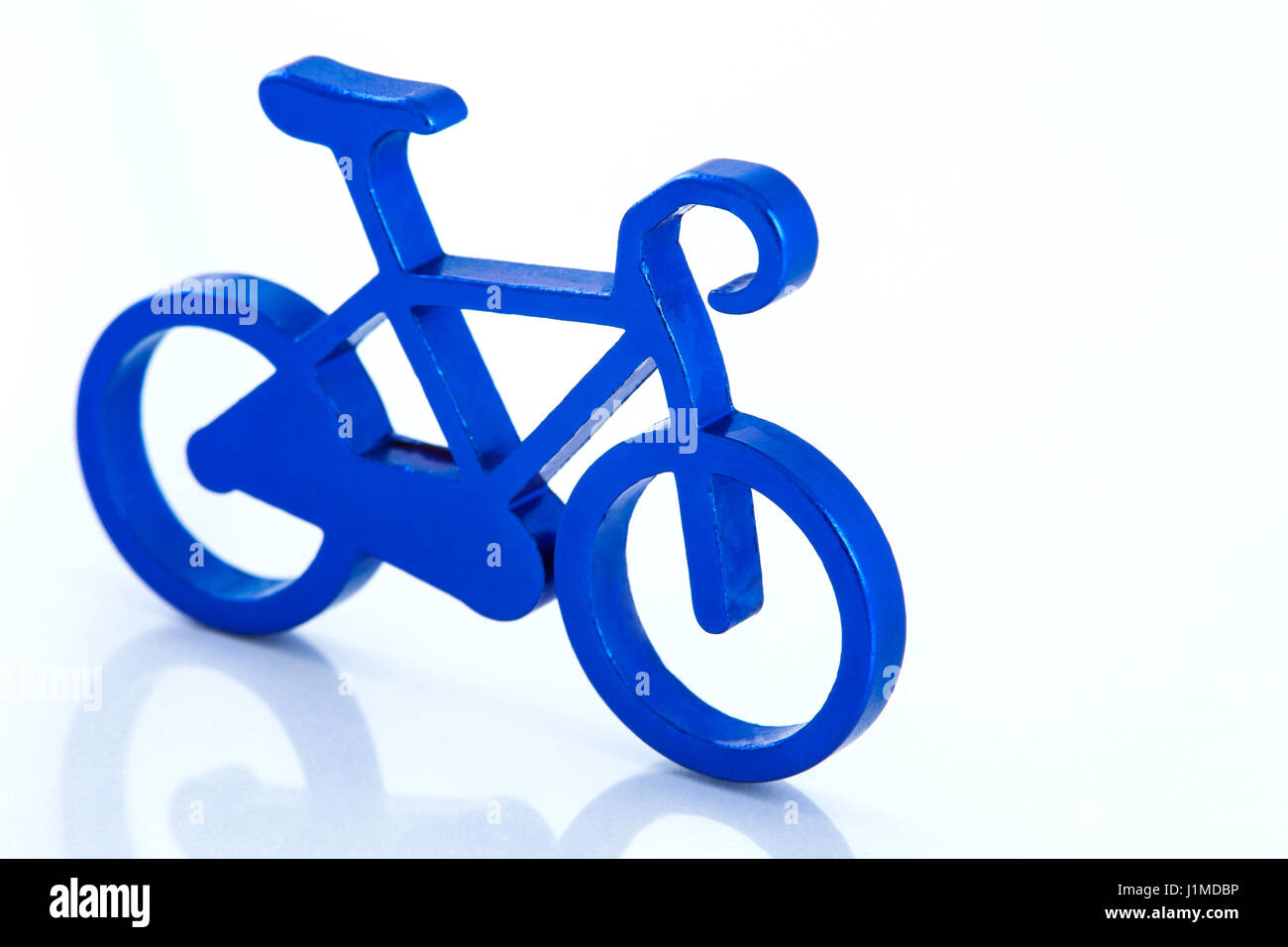 Bicicleta de juguete azul aislado sobre fondo blanco Fotografía de stock -  Alamy