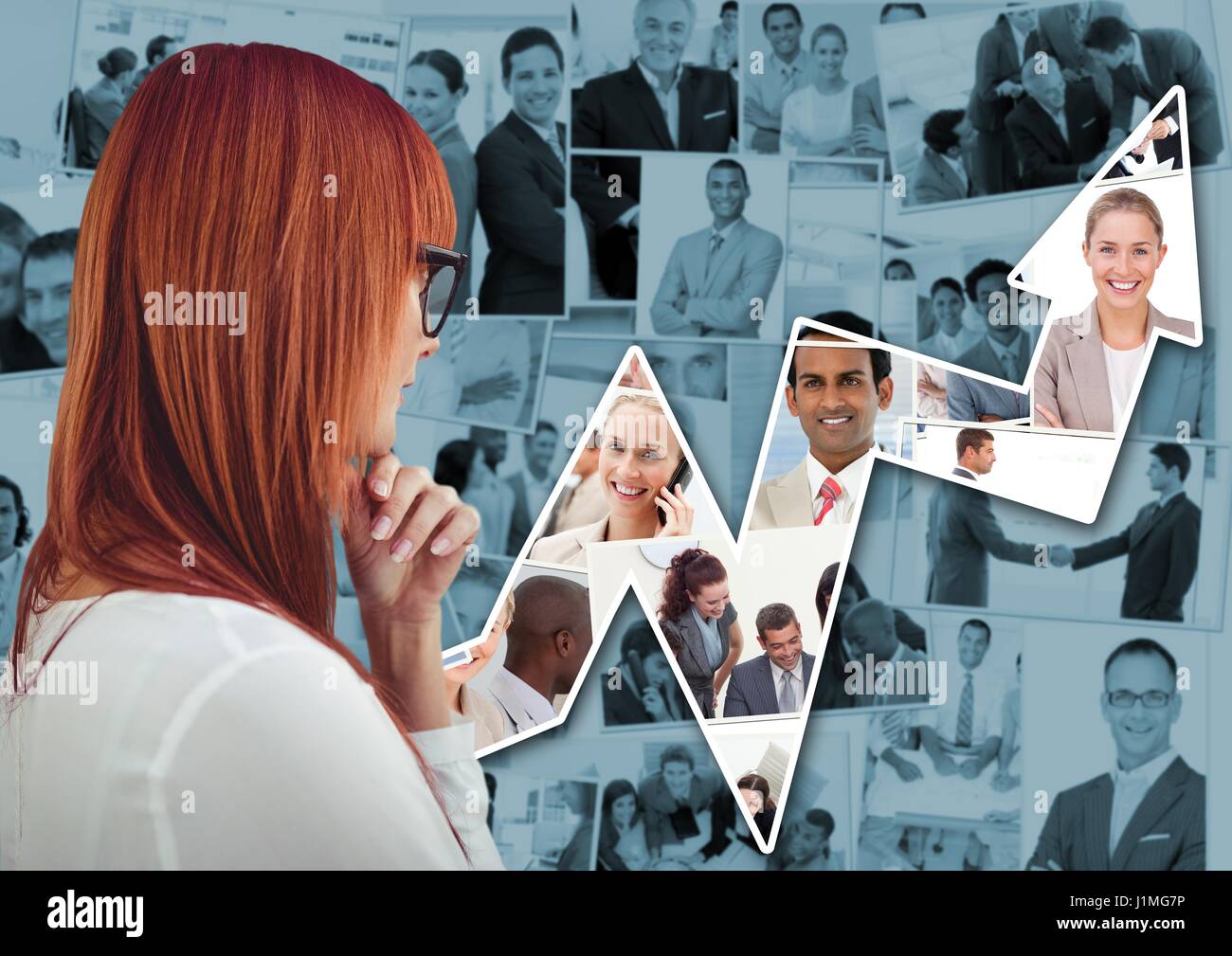 Compuesta Digital de Espalda de mujer pensar contra azul imágenes de gente de negocios y flecha Foto de stock