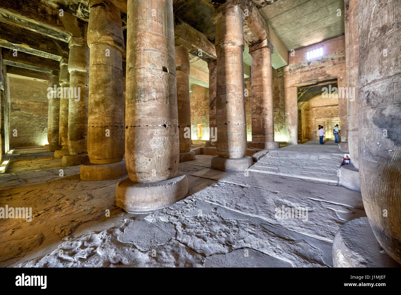 Segunda sala hipóstila salen con el papiro cluster columnas dentro de  templo de Seti I , Abydos, Egipto, África Fotografía de stock - Alamy