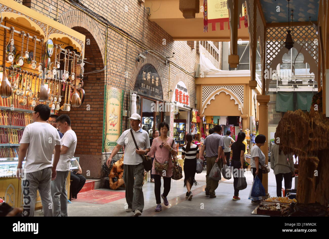 La arquitectura islámica y callejones de Muslim bazar mercado de Urumqi