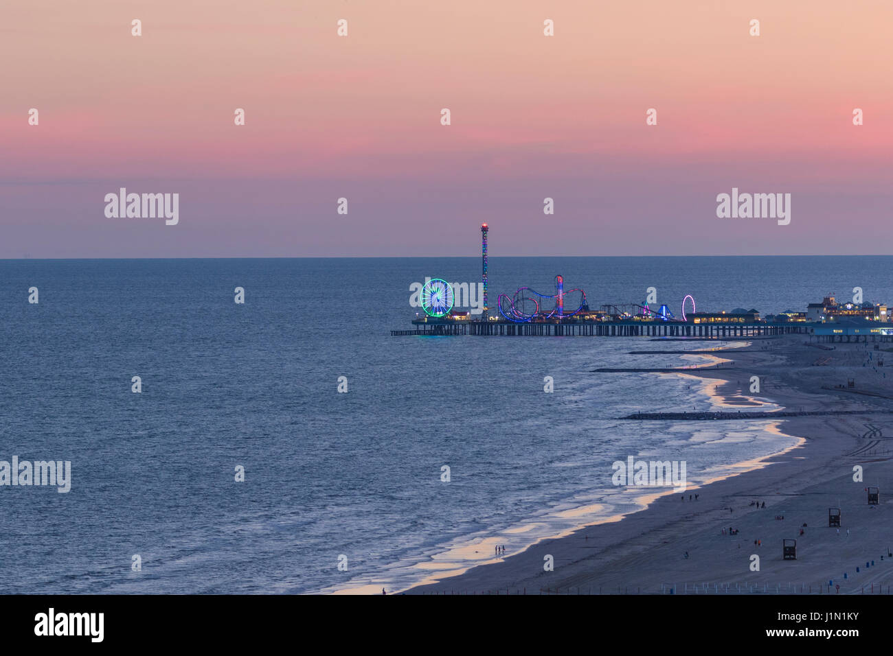 Vista de Galveston Seawall Conductor y placer Pier desde Galveston East Beach Palisades Palmas torre. Foto de stock