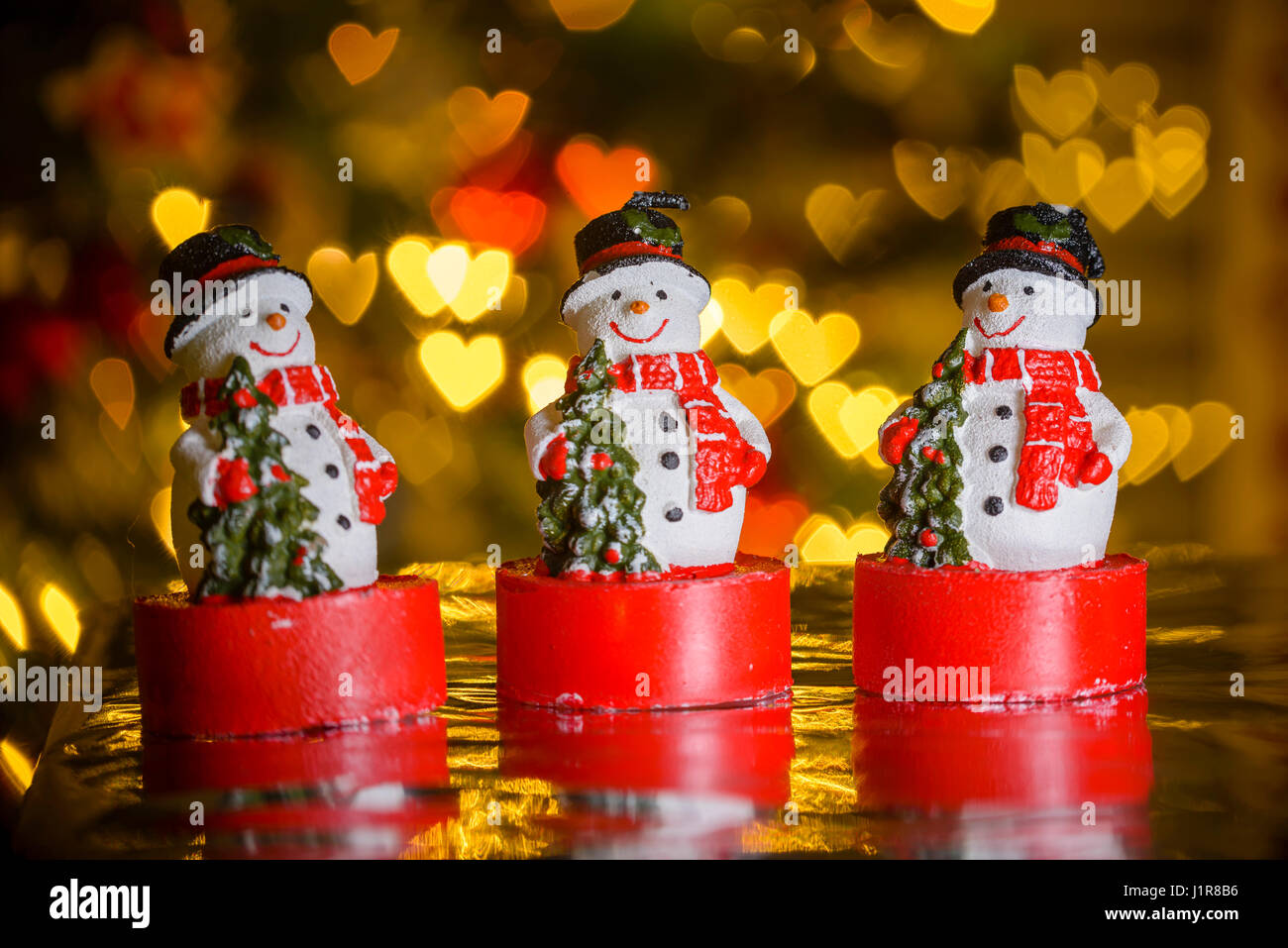 Tres muñecos de nieve de Navidad y luces en forma de corazón en el fondo,  en forma de corazón de desenfoque bokeh, decoración navideña Fotografía de  stock - Alamy