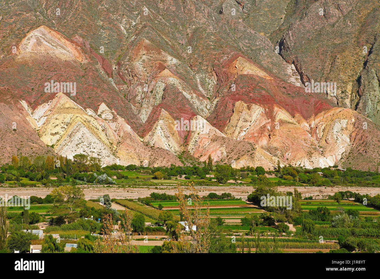 Capas de rocas multicolores, paleta de pintor, la Paleta del Pintor, Maimará, Quebrada de Humahuaca, Provincia de Jujuy, Argentina Foto de stock