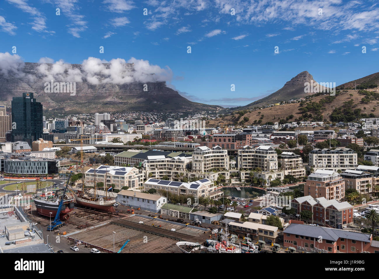 Paisaje urbano con Lionshead y Tafelberg, Ciudad del Cabo, Western Cape, Sudáfrica Foto de stock