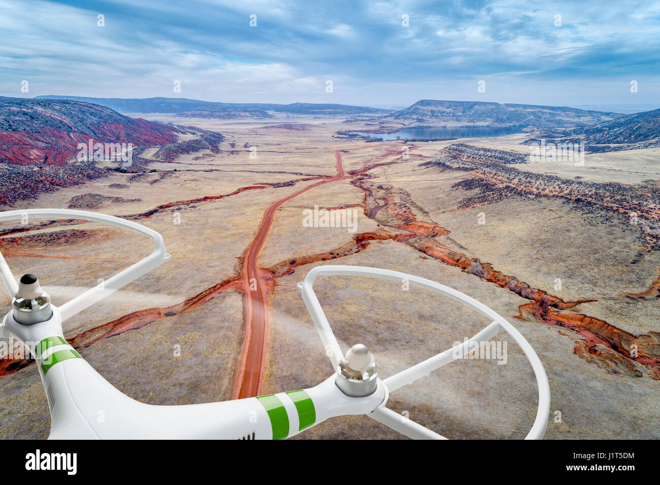 Concepto de fotografía aérea - un avión volando sobre el valle de la  montaña con una red de caminos de tierra, arroyos secos y ganado a pie  Rutas Fotografía de stock - Alamy