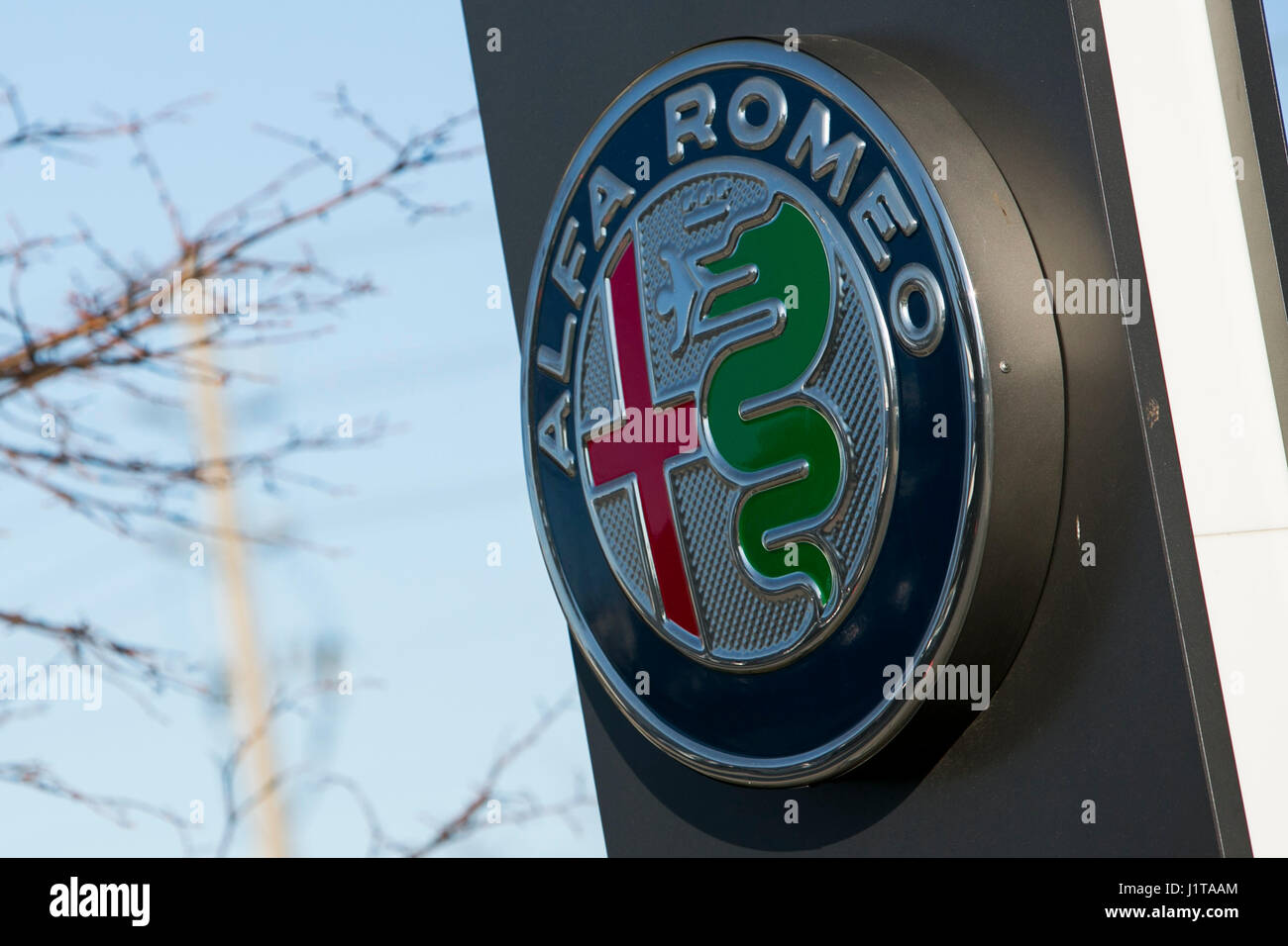 Un logotipo firmar fuera de un concesionario de coches Alfa Romeo en Oakville, ON, Canadá el 14 de abril de 2017. Foto de stock