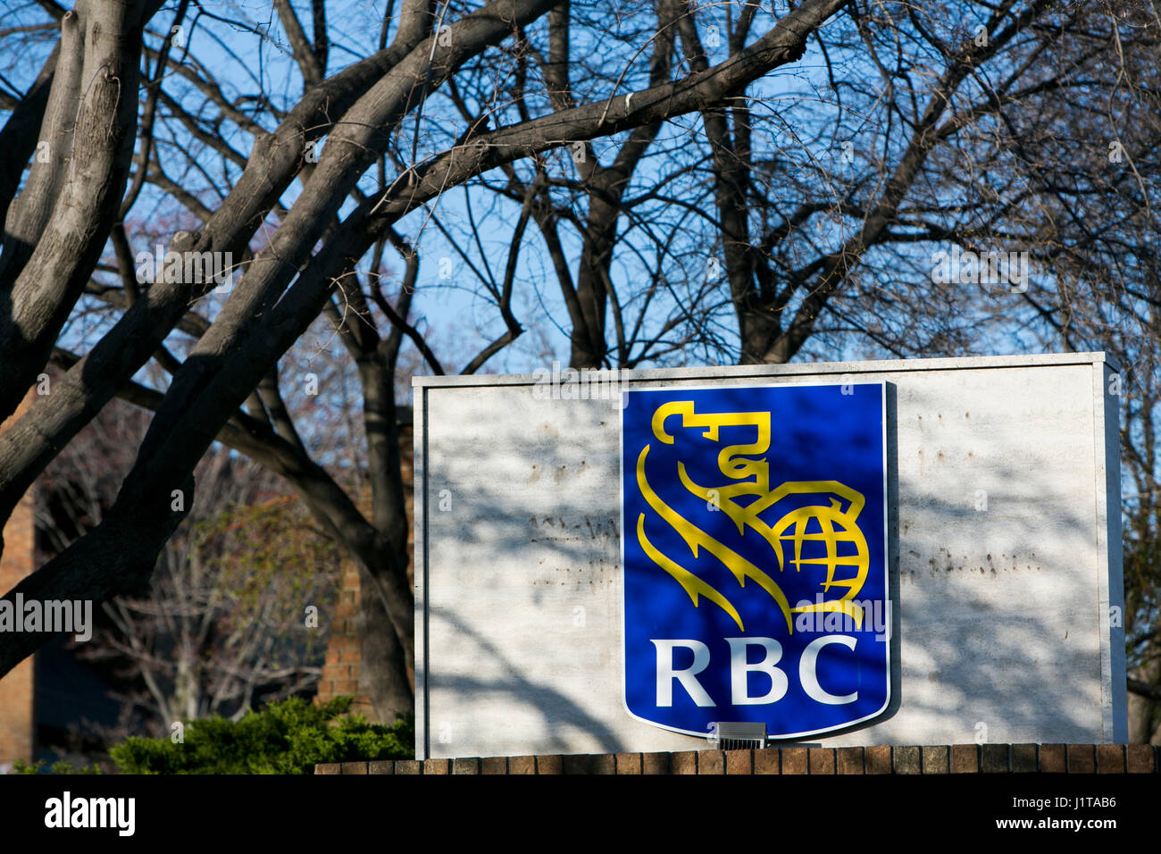 Un logotipo cartel fuera de una instalación ocupada por el Royal Bank of Canada (RBC) en Burlington, ON, Canadá el 14 de abril de 2017. Foto de stock