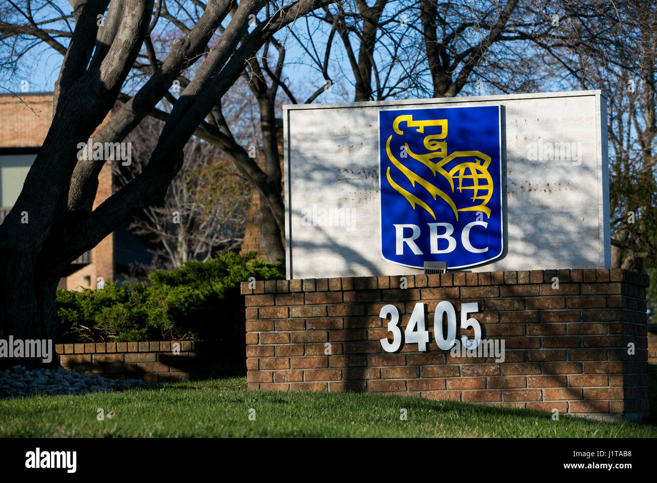 Un logotipo cartel fuera de una instalación ocupada por el Royal Bank of Canada (RBC) en Burlington, ON, Canadá el 14 de abril de 2017. Foto de stock