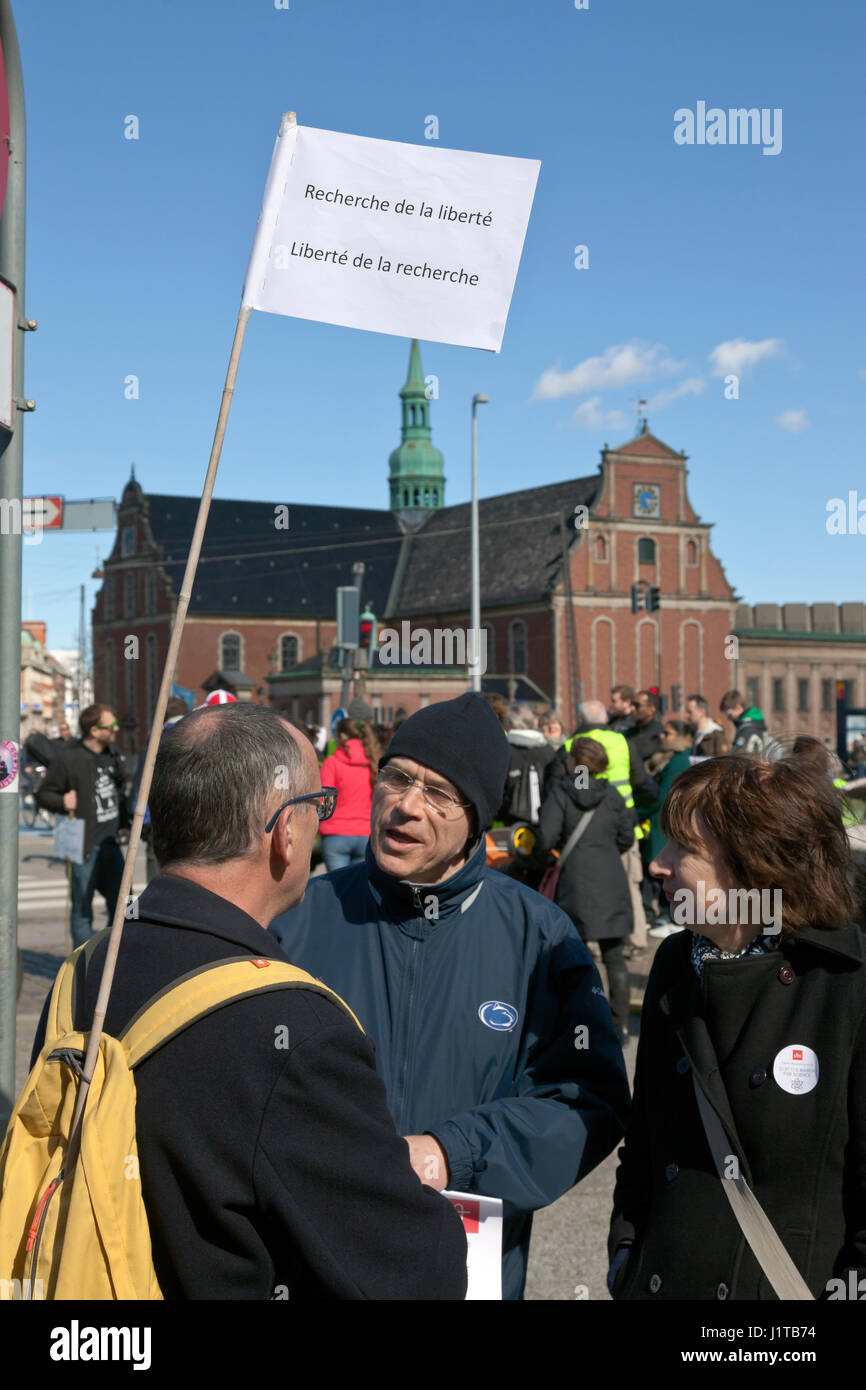 La Marcha por la ciencia en Copenhague llega al Castillo Christiansborg Square tras dos horas de marzo a través de Copenhague desde el Instituto Niels Bohr. Foto de stock