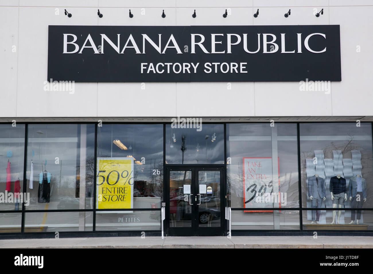 Banana republic factory store fotografías e imágenes de alta resolución -  Alamy