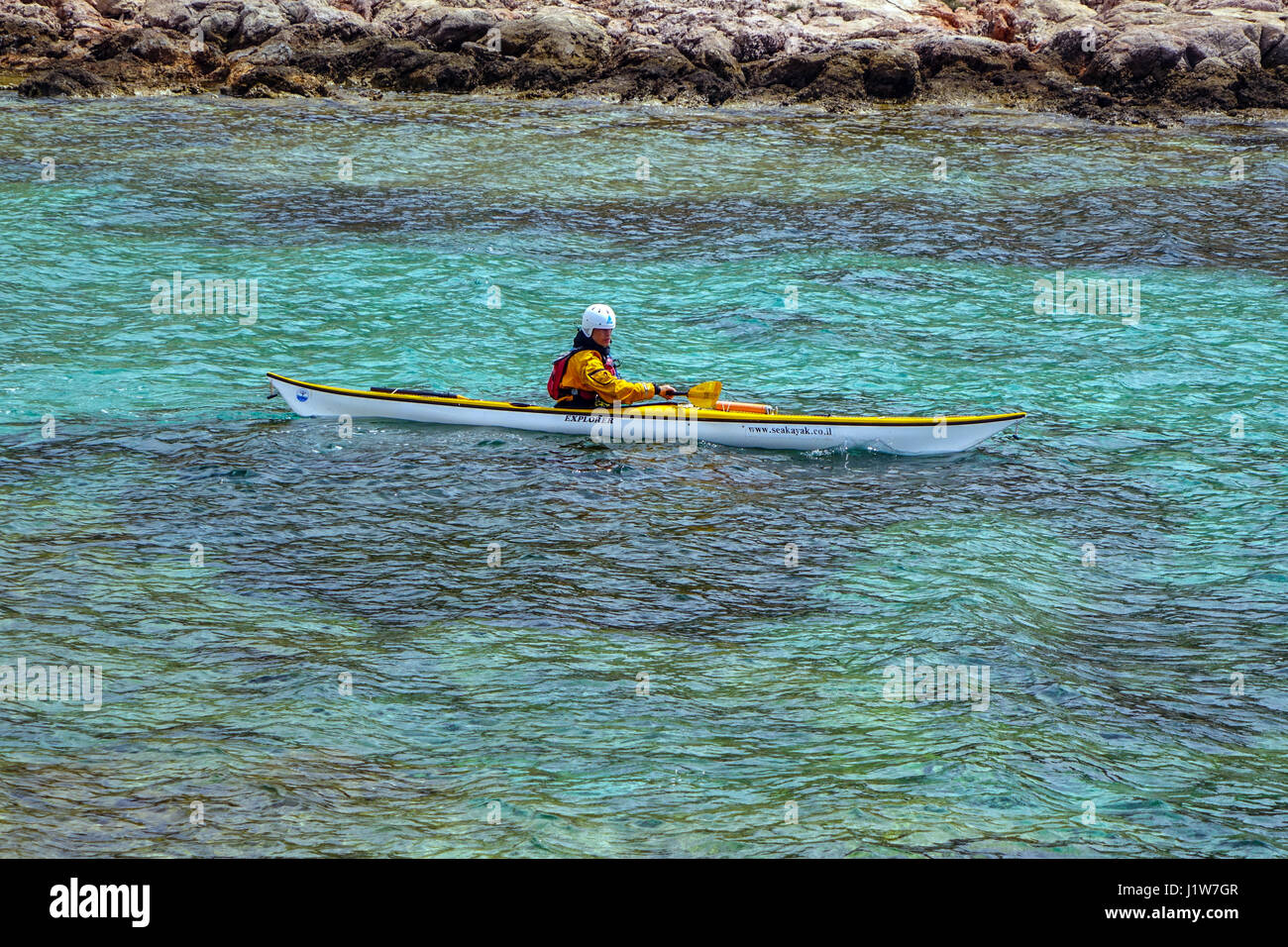 Kayak de Mar off Telendos Isla, Kalymnos, Grecia Foto de stock