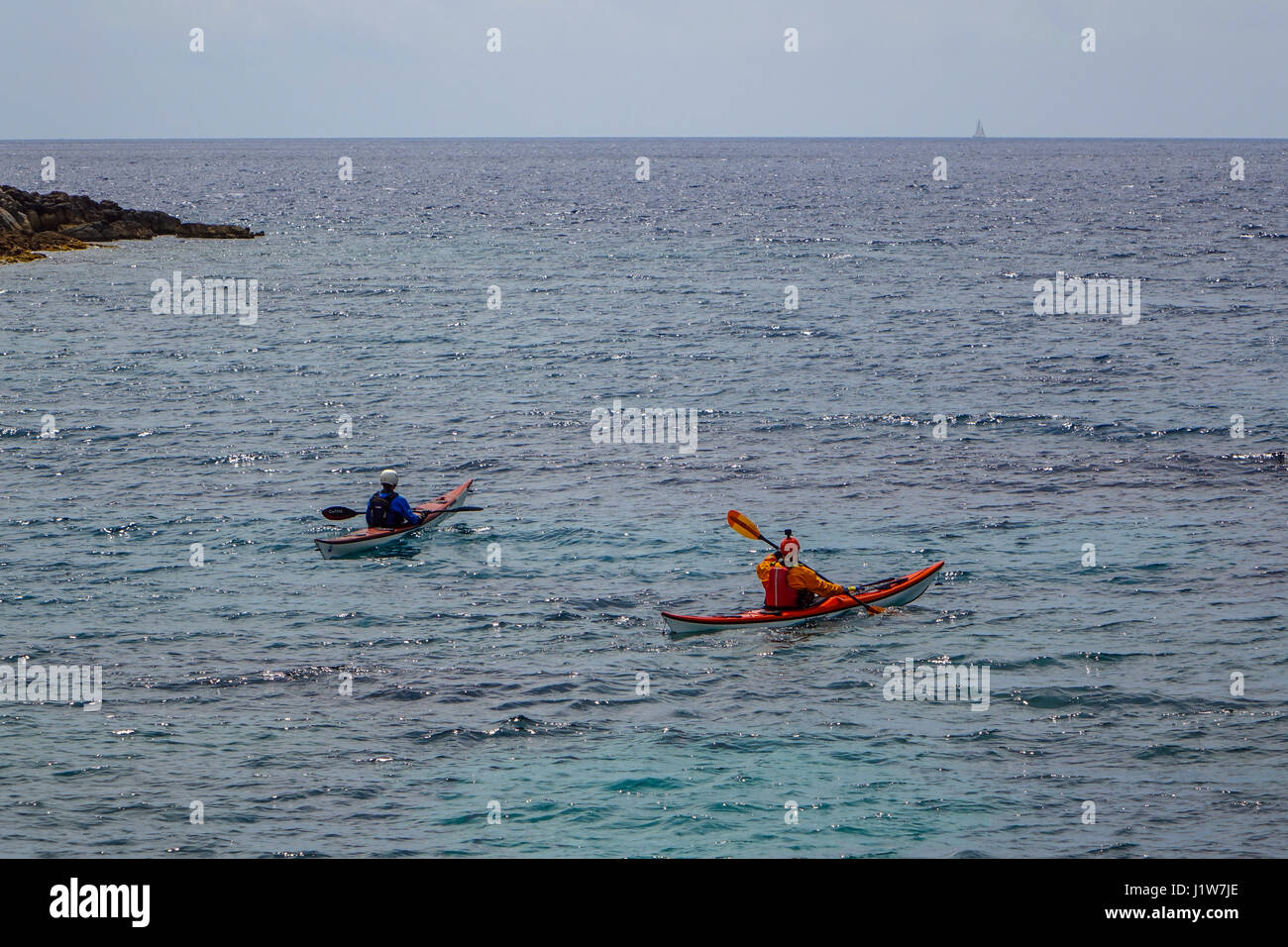 Kayak de Mar off Telendos Isla, Kalymnos, Grecia Foto de stock