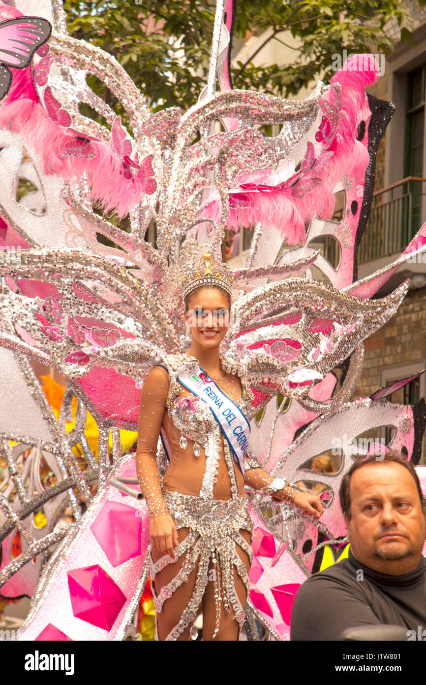 LAS PALMAS - 20 de Febrero: Carnaval reina greats los espectadores antes  del gran desfile de carnaval, 20 de febrero de 2016, en Las Palmas de Gran  Canaria, España Fotografía de stock - Alamy